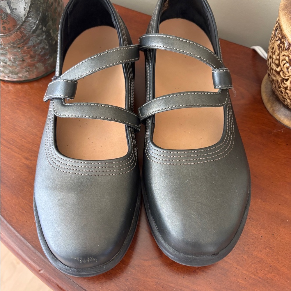 Apex Women's Pewter Mary Jane Shoes
Leather Janice Petals 9 1/2